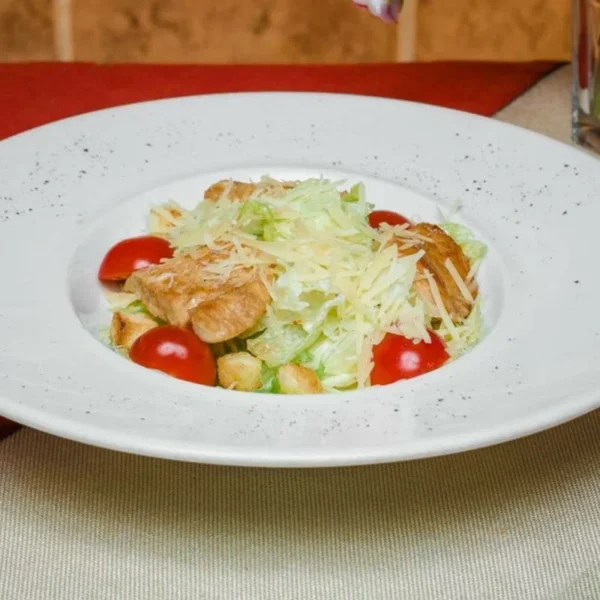 Салат Цезарь с курицей
